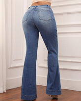 Schlagjeans mit mittelhohem Bund und Knopfleiste